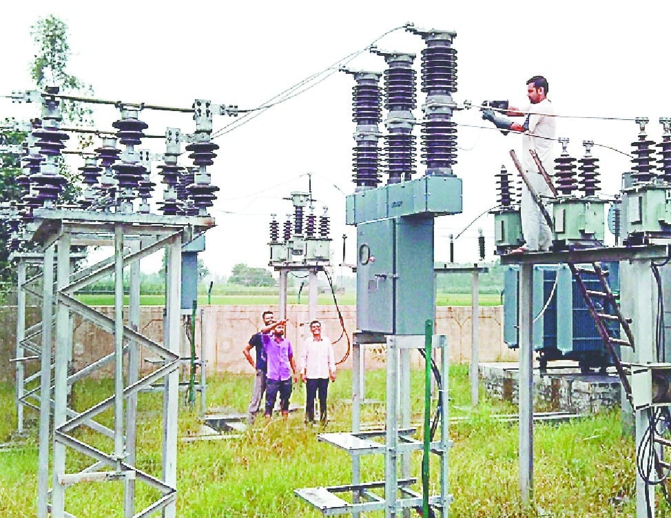 Líneas dañadas por caída de energía en khosasamma, máquina de golpe