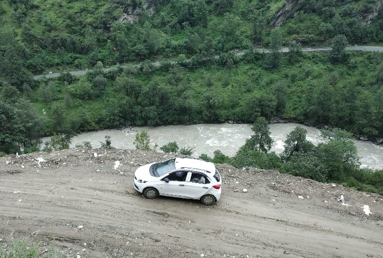 खस्ताहाल, अधूरी सड़क के लोकार्पण पर सवाल