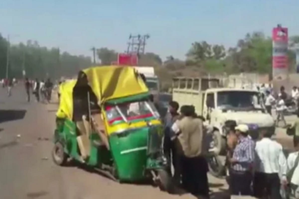 Saharanpur: Fast speed scarepieo scramble with auto one died many injured