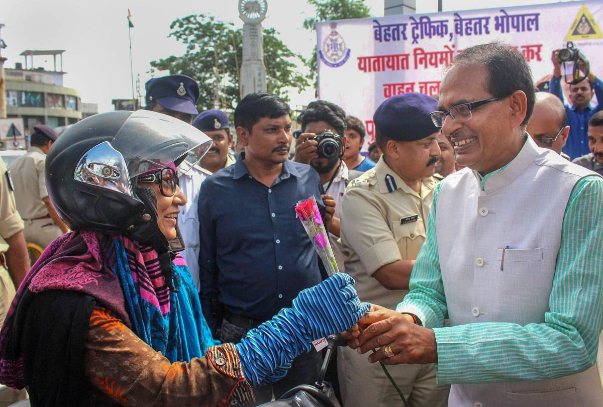 Madhya Pradesh Assembly Election 2018: Chief Minister Shivraj Singh Chouhan give Rose to commuter