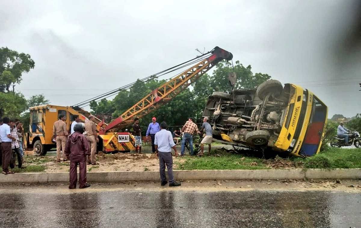 school bus accident in varanasi six students injured