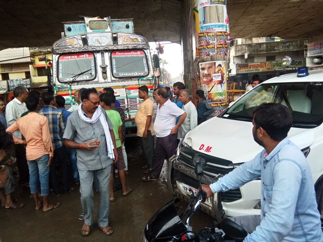 over speed truck hit the car of sonbhadra DM