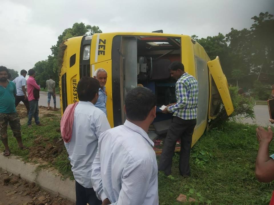 school bus accident in varanasi six students injured