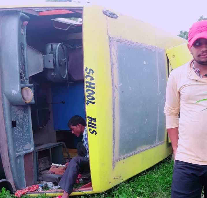 school bus accident in varanasi six students injured
