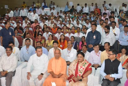 yogi adityanath distributes joining letter to newly appointed teachers.