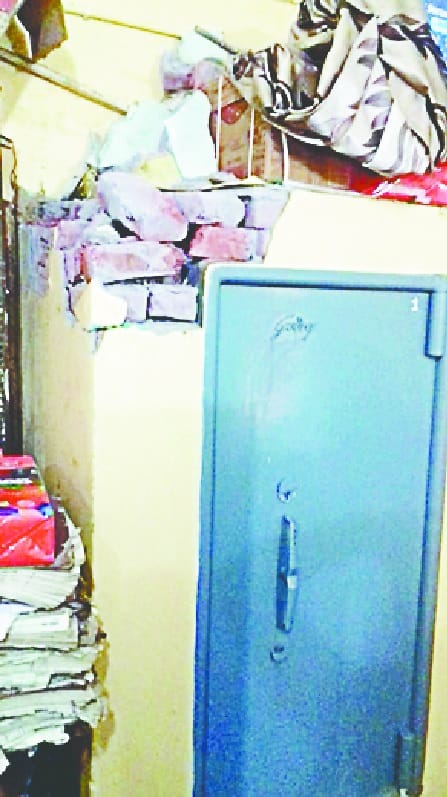 Failure to loot cash ransacked in bank