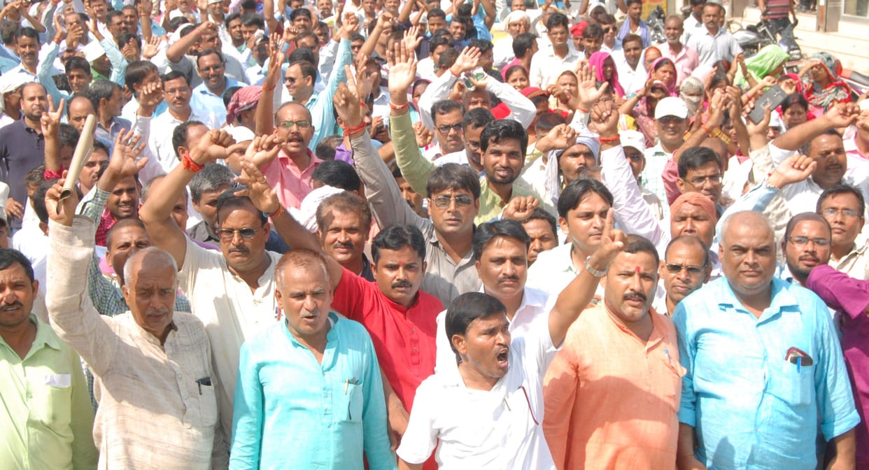 अधिकारियों और कर्मचारियों ने दिया धरना