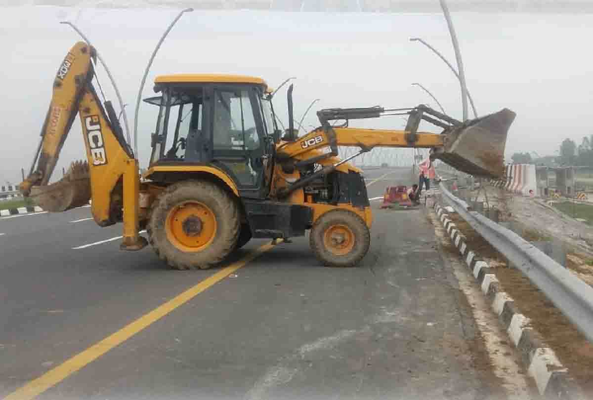 Cracks in Agra Lucknow express way in etawah