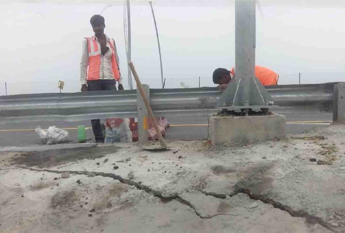 Cracks in Agra Lucknow express way in etawah