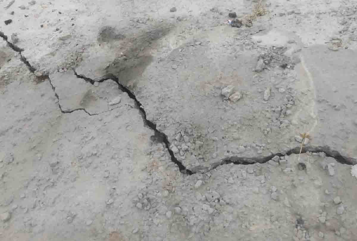 Cracks in Agra Lucknow express way in etawah
