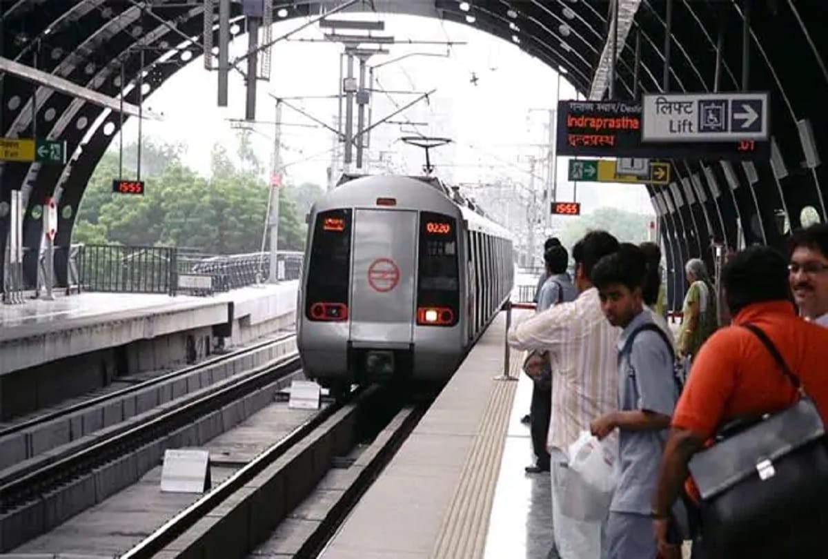 Slow Pace of metro on Pink Line twenty minute journey forty minutes