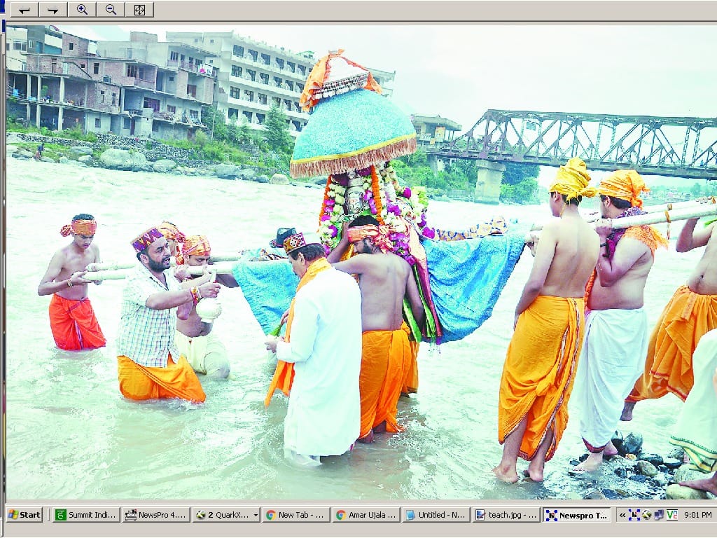 सैकड़ों श्रद्धालुओं ने किया पवित्र स्नान
