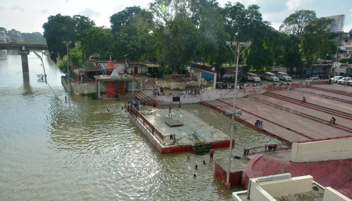 Purvanchal rivers water level increase several villages surrounded by floods