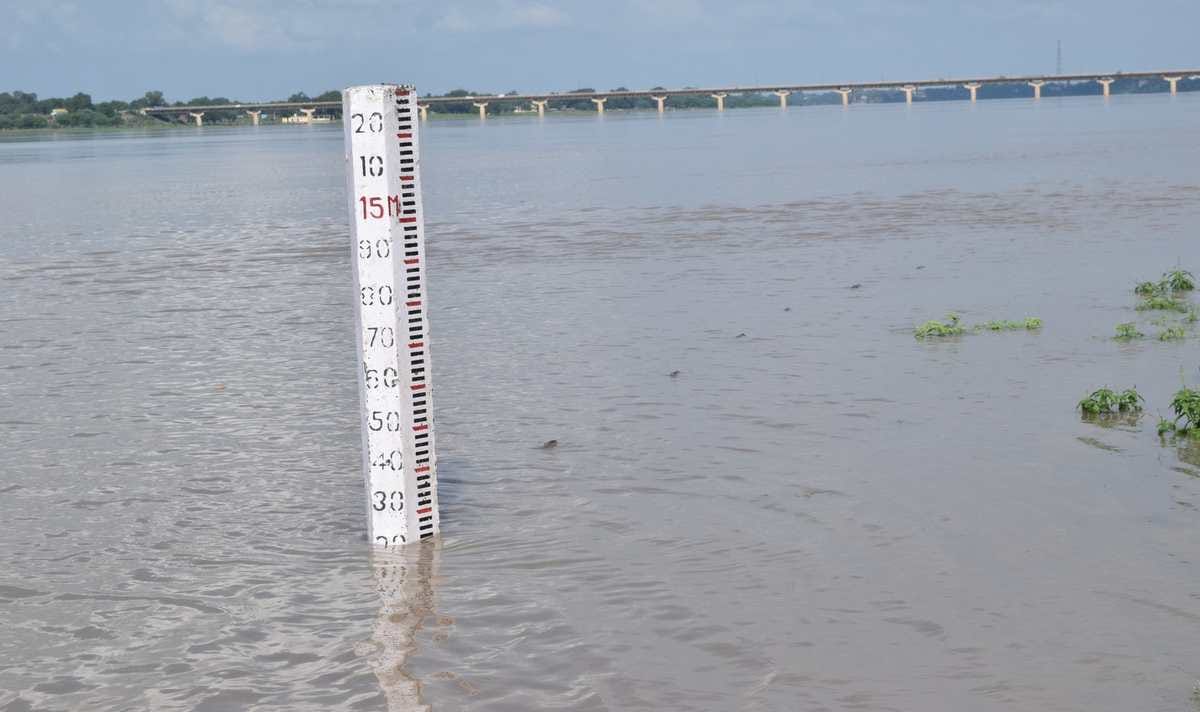 Dead body in que in varanasi due to flood in ganga