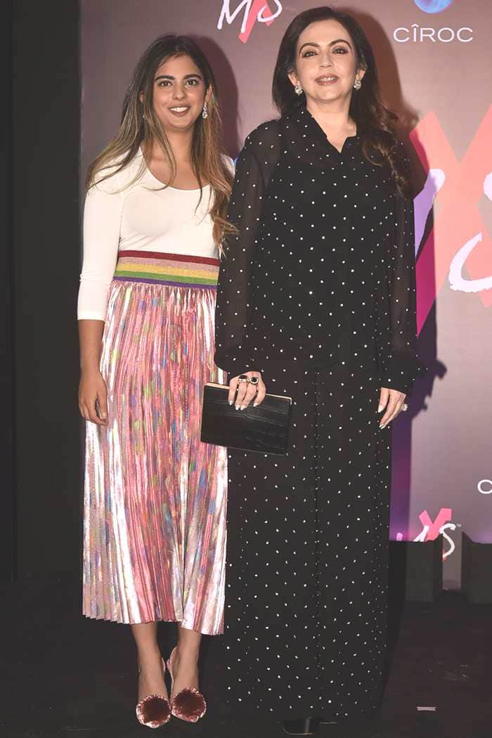 amitabh bachchan granddaughter navya naveli dress very expensive