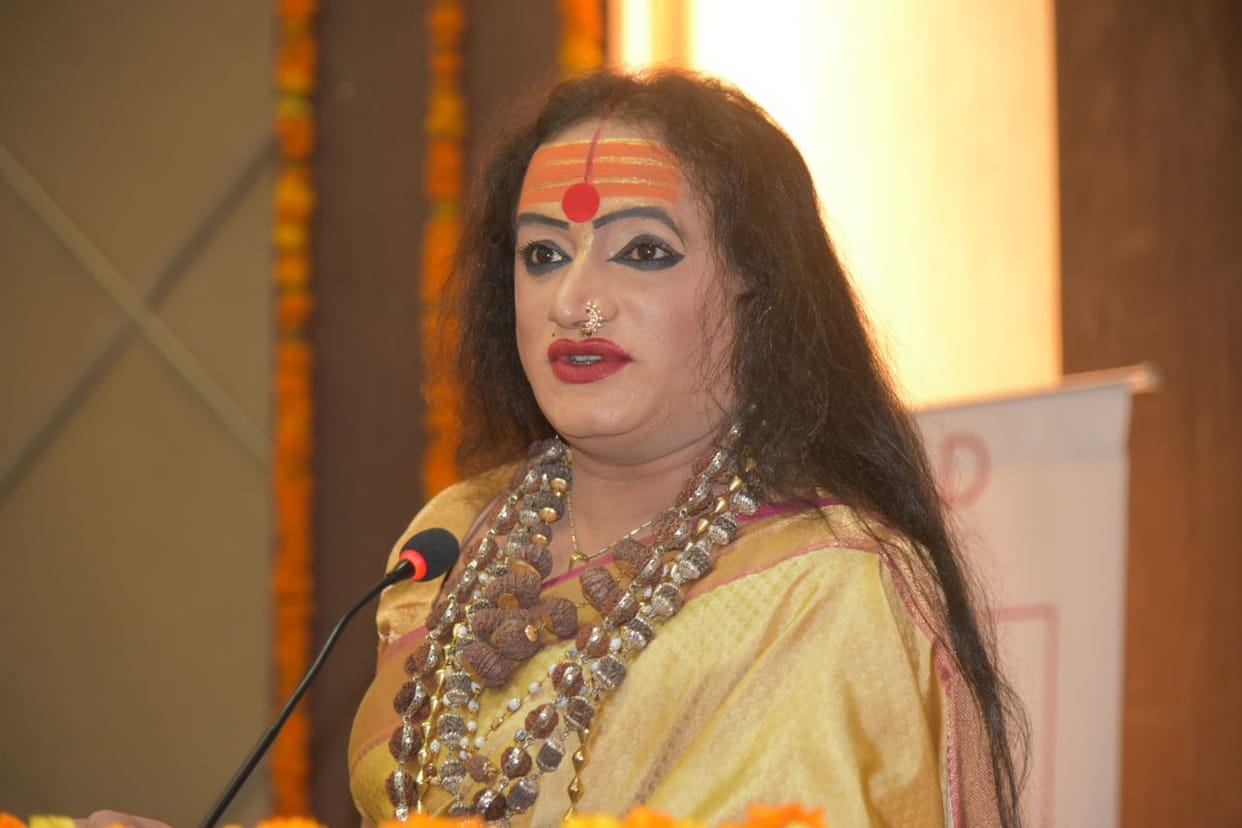 Kinnar Akhara chief Laxminarayan meet Juna Pethhdishwar in kumbh mela 2019