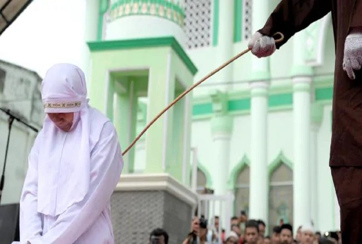 Two lesbian women in Malaysia been punished in front of everyone