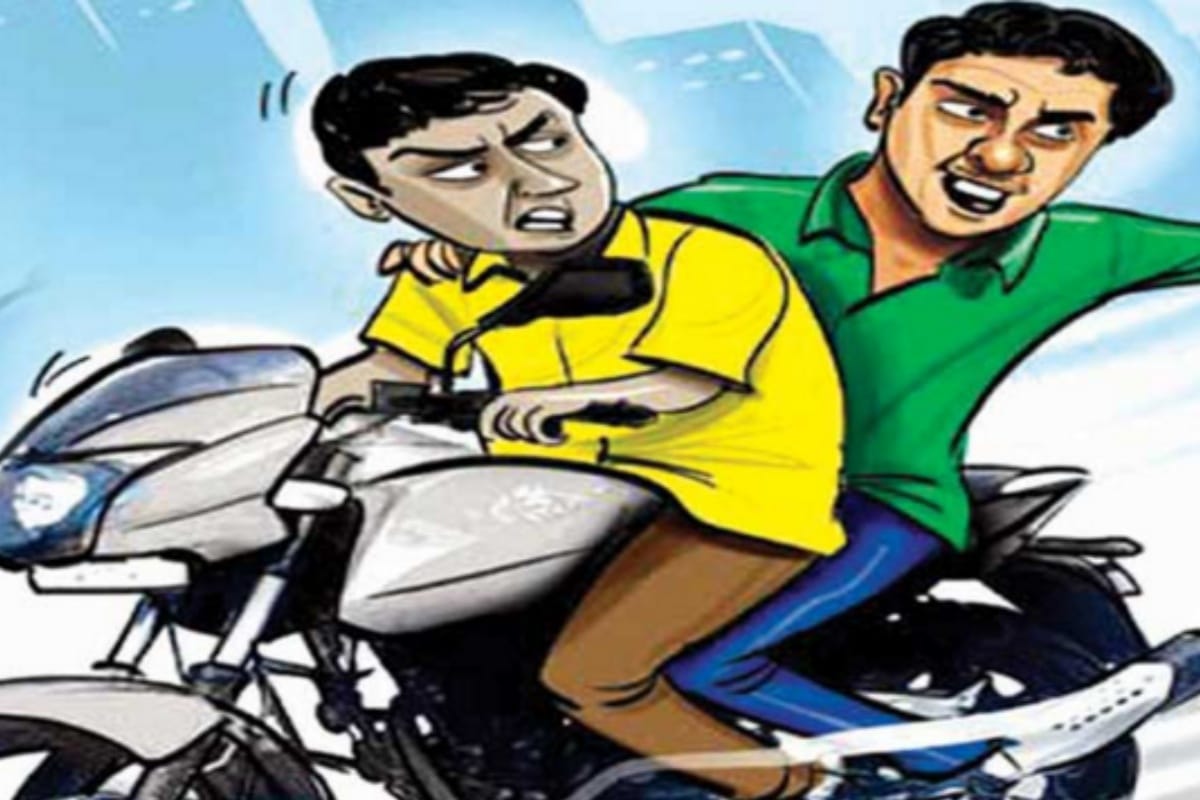 People being robbed in the name of police in meerut be careful while wearing jewelery on the roads
