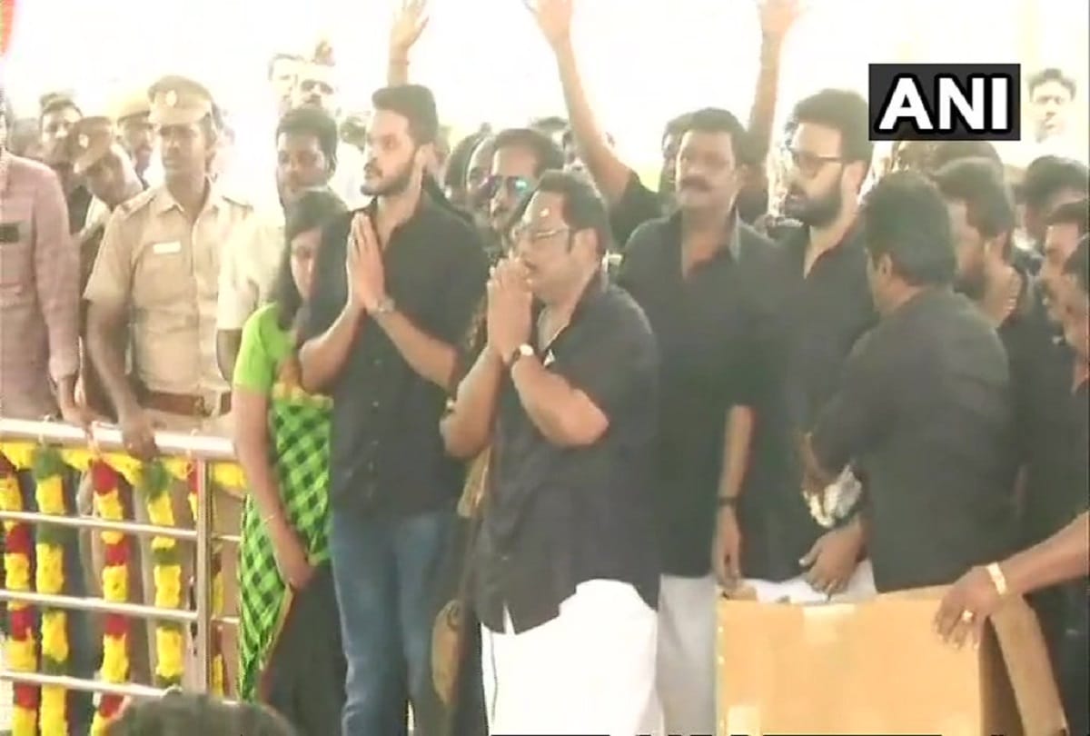 Expelled dmk leader mk alagiri pays tribute at karunanidhi memorial in Tamilnadu