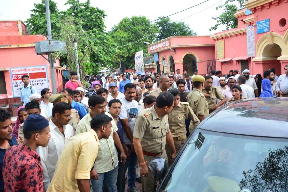 Up: kidnapping of a girl from police custudy by attacking in muzaffarnagar see in pics