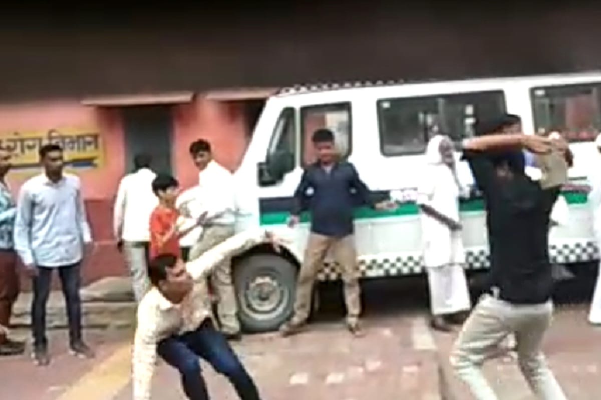 Up: kidnapping of a girl from police custudy by attacking in muzaffarnagar see in pics