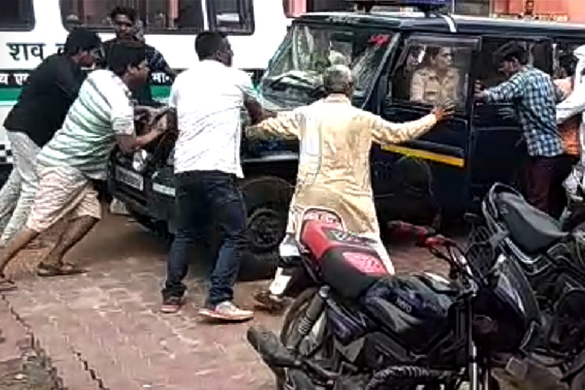 Up: kidnapping of a girl from police custudy by attacking in muzaffarnagar see in pics