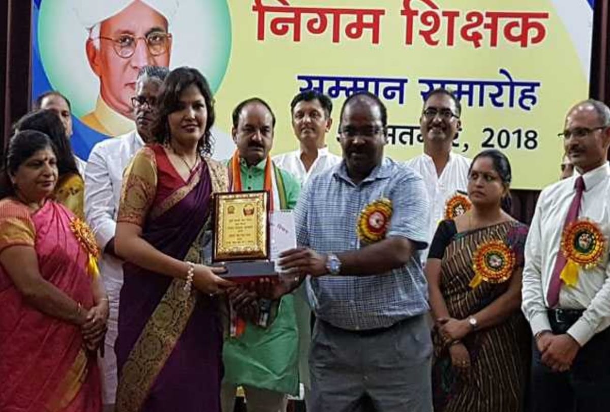 teacher who was insulted by bjp mp manoj tiwari gets teachers award by mcd