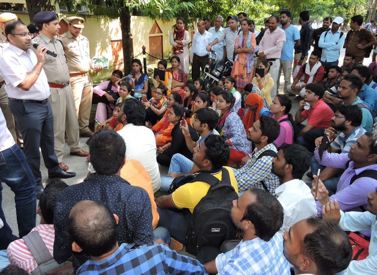 नियुक्ति पत्र के लिए डीएम आवास का घेराव