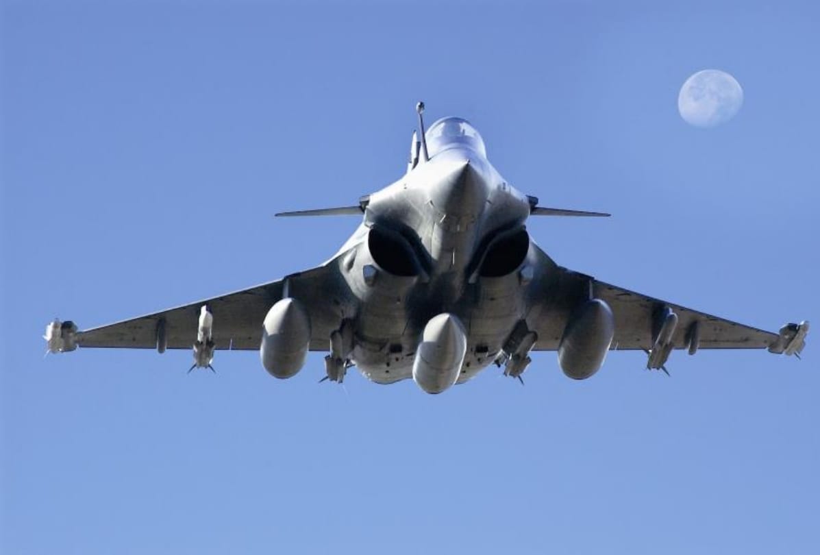 Rafale aircraft shows the feat, People watching