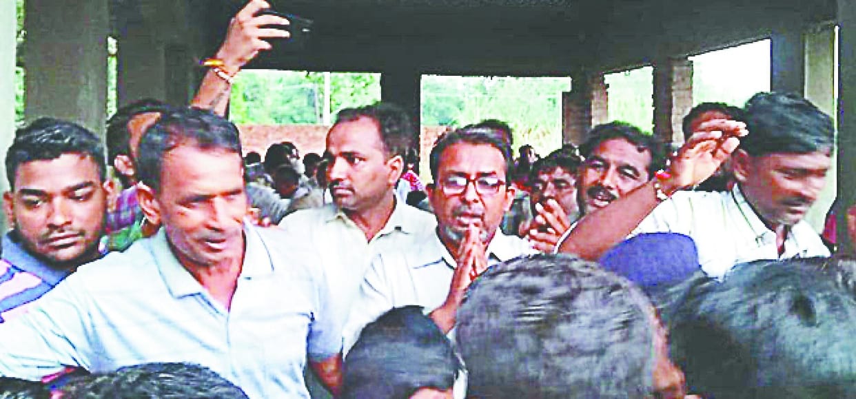 aakrosh ke beech raha afvaah ka baazar garm