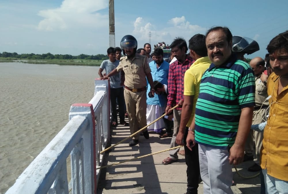 A boat get drowned in sarayu river in ayodhya.