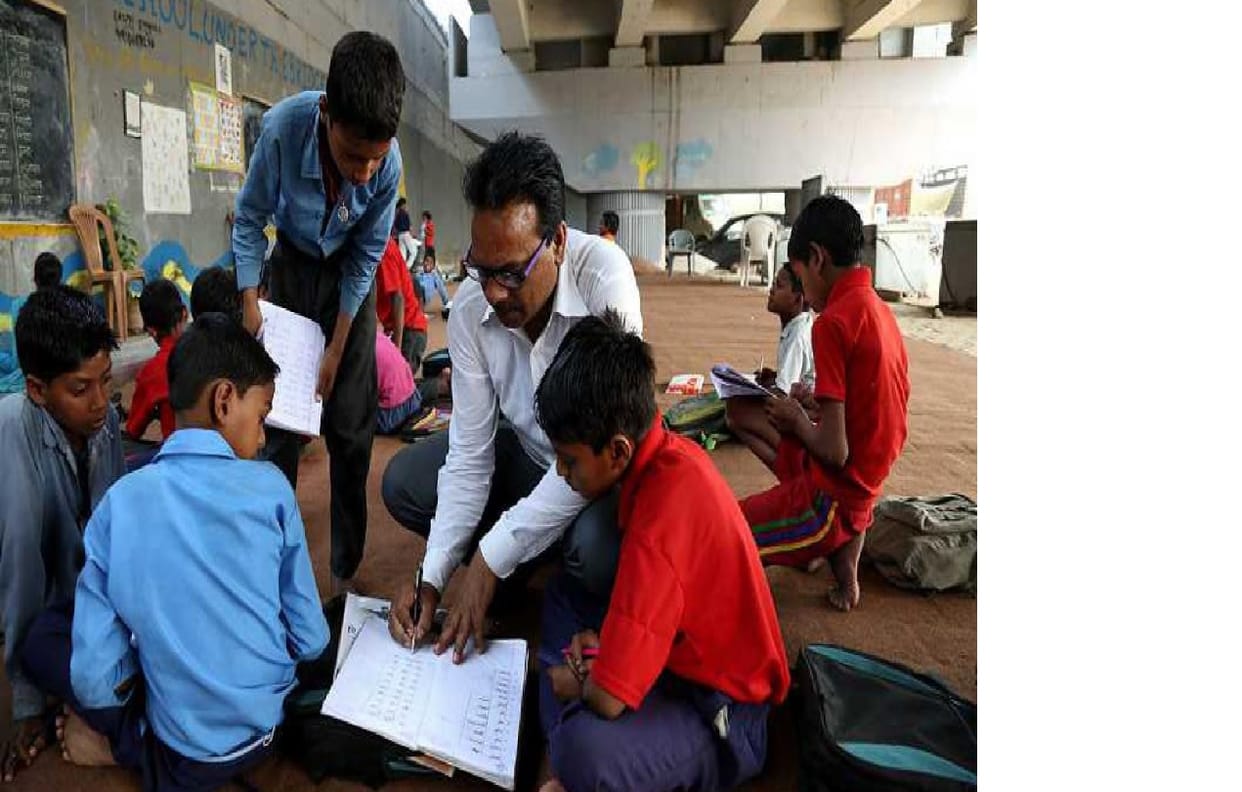 rajesh kumar sharma teach to the students under metro bridge in new delhi