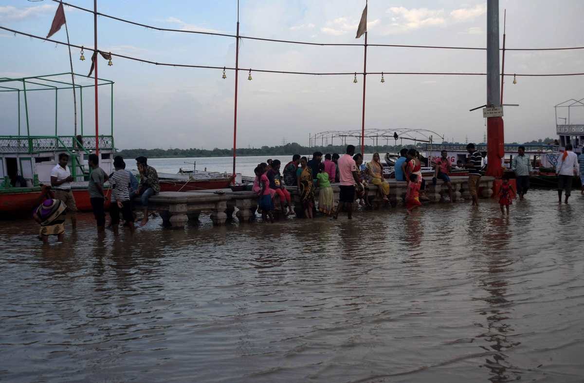 Dead body in que in varanasi due to flood in ganga