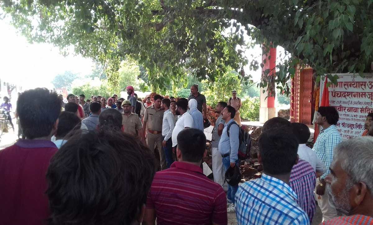Temple mahant climb on tree in varanasi