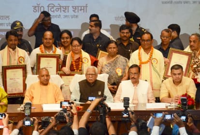 yogi adityanath honours teachers on teachers day.