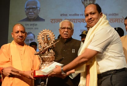 yogi adityanath honours teachers on teachers day.