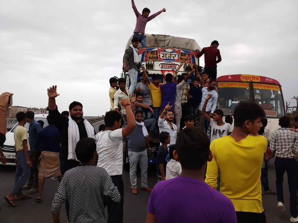 एससी-एसटी एक्ट के विरोध में सड़कों पर आक्रोश, फूंके  पुतले