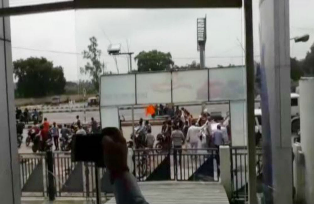bharat bandh protesters stone pelted on car showroom