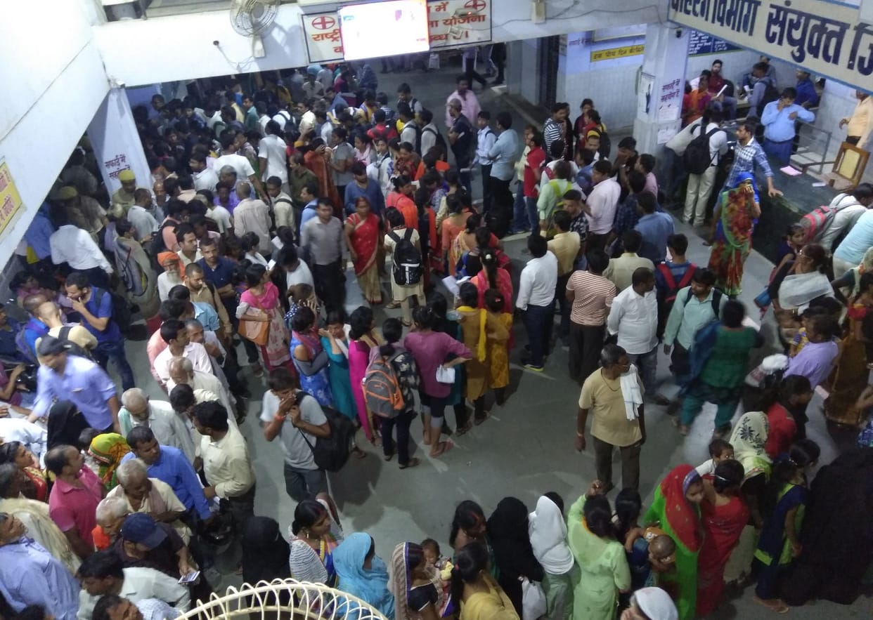 स्वास्थ्य प्रमाण पत्र के लिए  उमड़े अभ्यर्थी