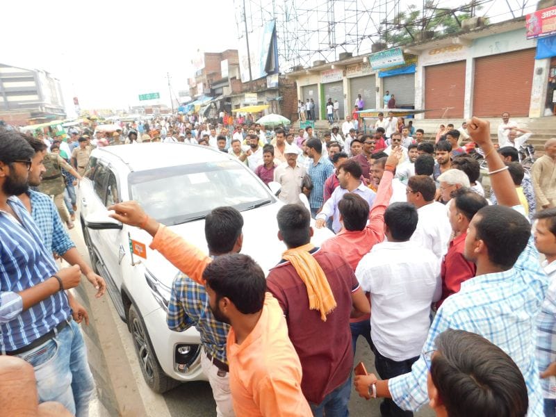 युवाआें के तेवर देख मंत्री का काफिला रास्ते से मुड़ गया