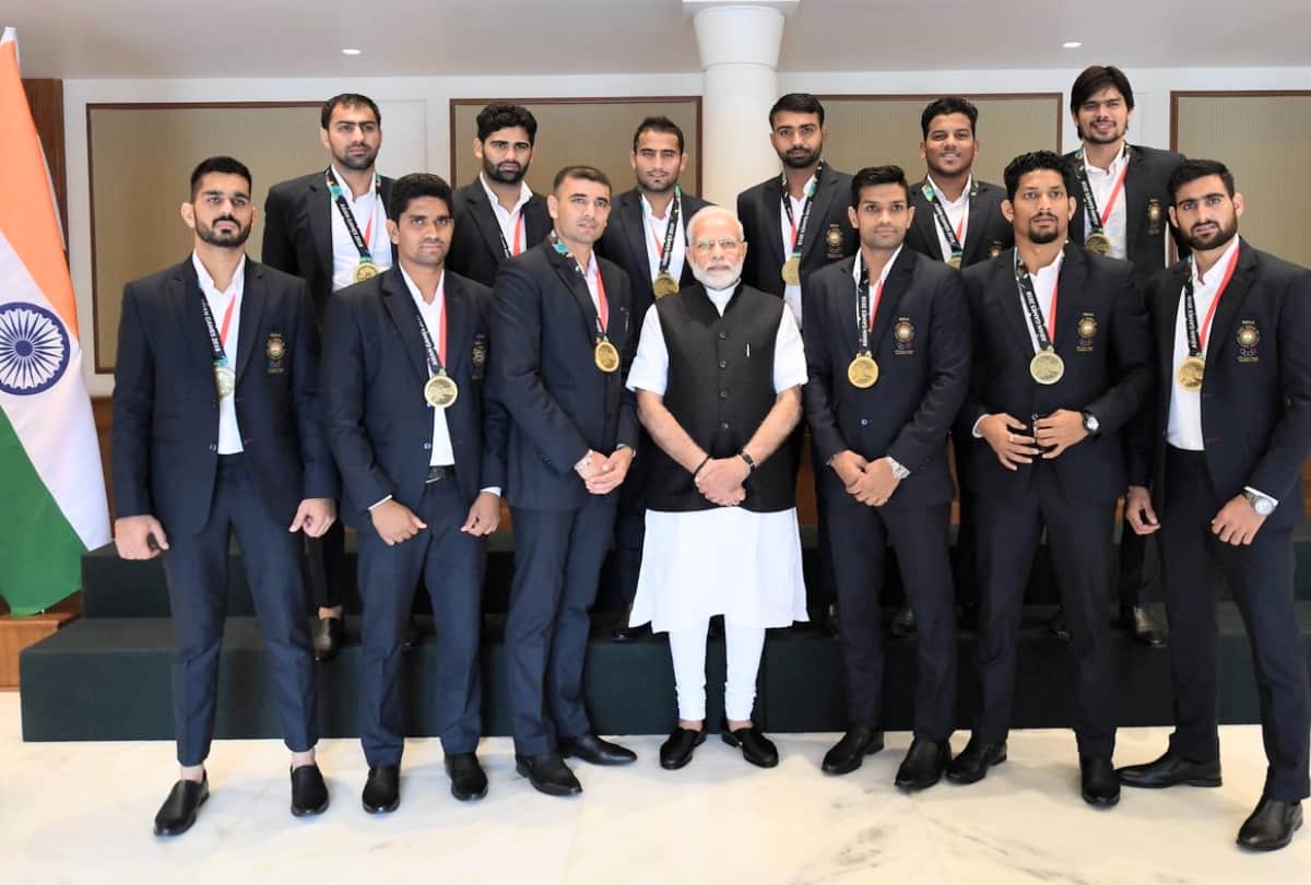 PM narendra modi meets himachal women kabaddi players of asian games 2018