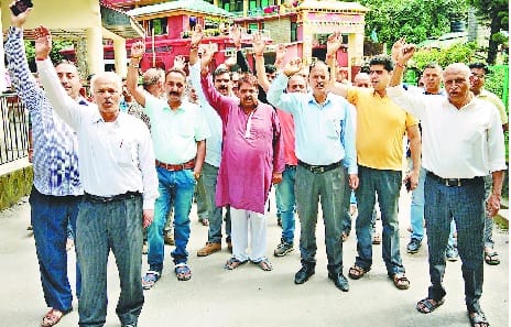 रिवालसर, सरकाघाट में तीन चार घंटे बंद रहीं सभी दुकानें