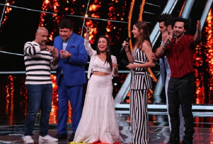 Anushka Sharma and Varun Dhawan spotted Indian Idol 10 set for promotion Sui Dhaaga film