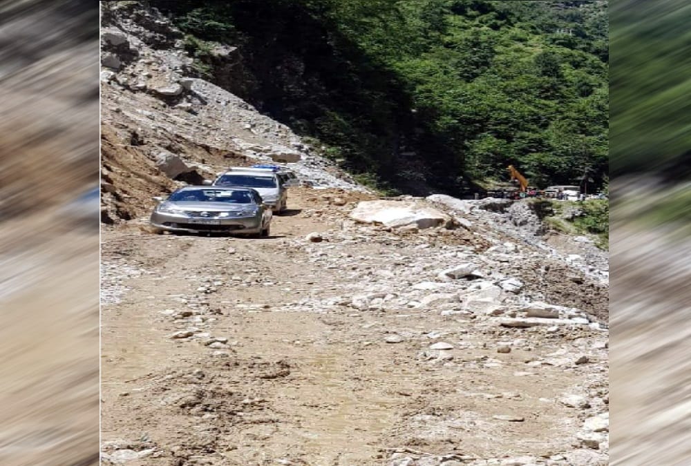 Badrinath Highway open But vehicle running in danger