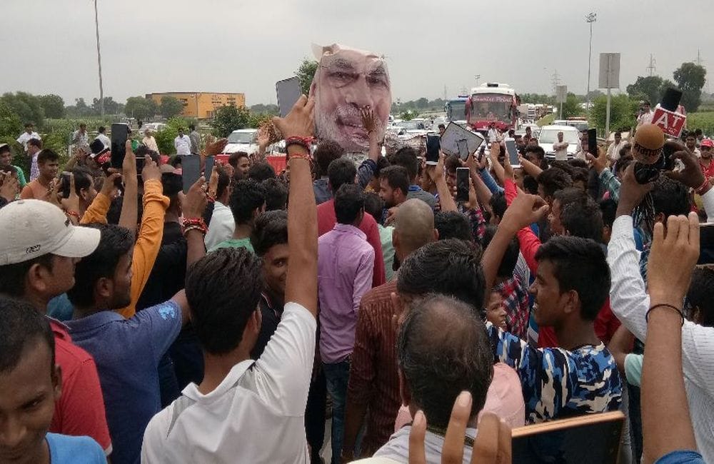 bharat bandh Protesters pelted stones in khandoli agra