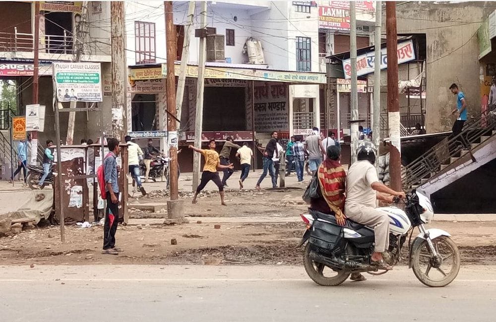 bharat bandh Protesters pelted stones in khandoli agra