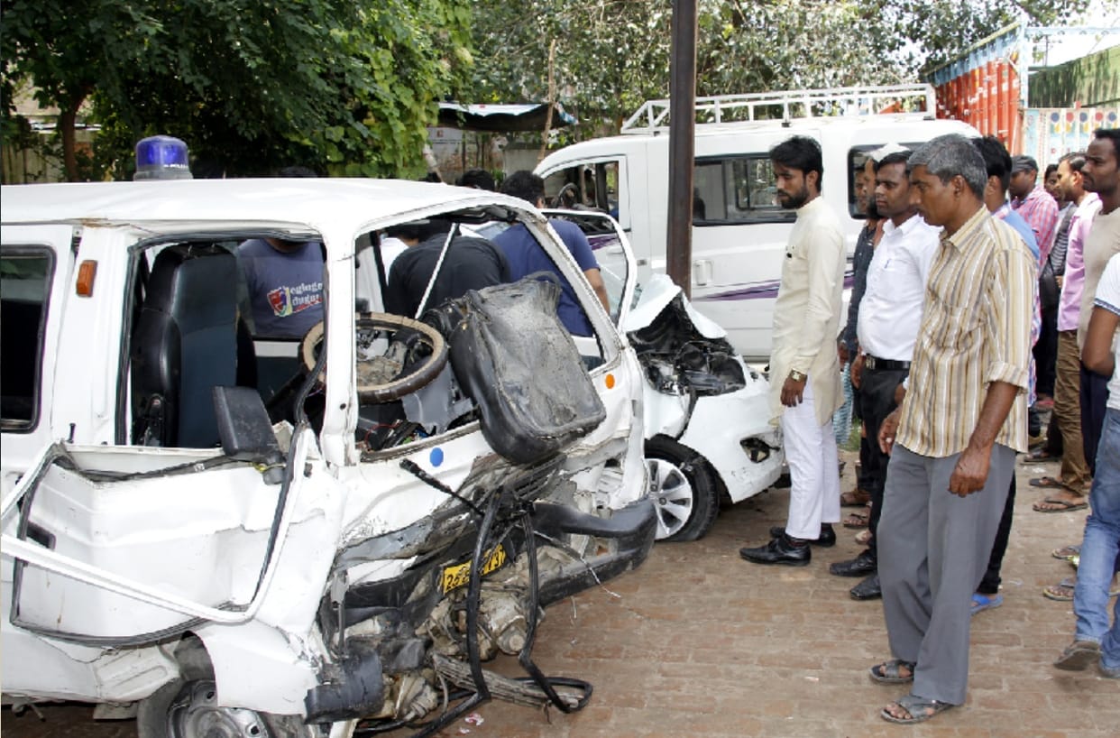 UP: two women died in Ambulance and car tremendous clash in bijnore sevral injured