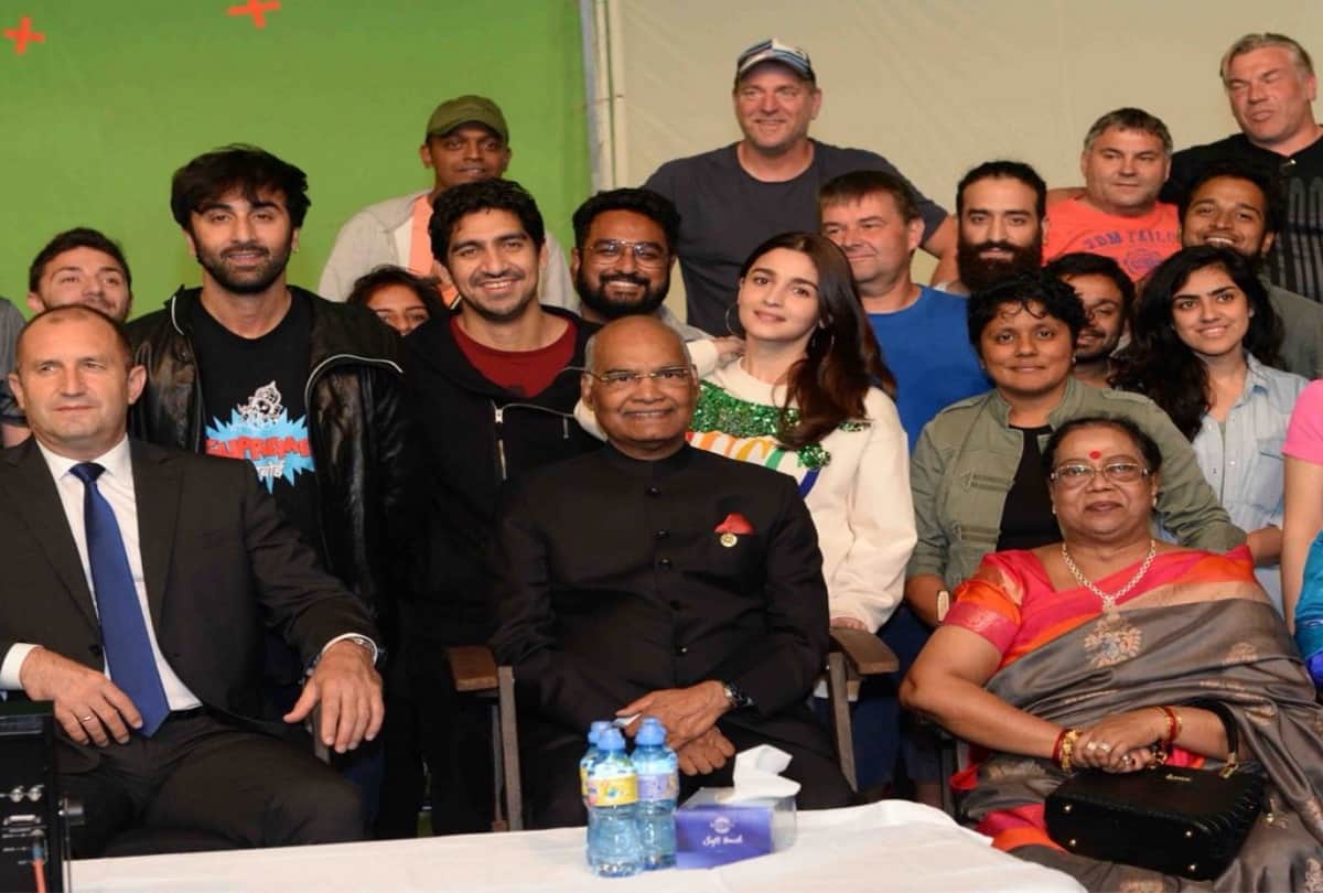 after wrapping up Brahmastra shooting Alia Bhatt ranbir celebrate with Ayan Mukerji