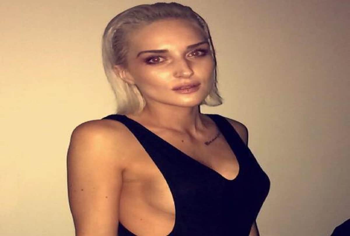 musician Indiana pose topless in front of a World War memorial