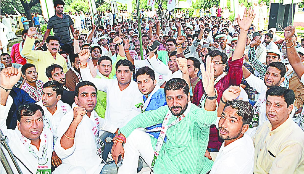 berojgari ke virodh me yuva ralod ne kiya pardarshan